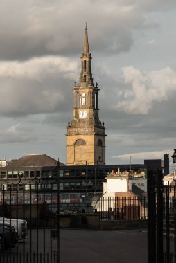 Newcastle, İngiltere - 11 Nisan 2025 - All Saints Kilisesi veya Cadılar Bayramı Gotik tarzda inşa edildi ve Aşağı Pilgrim Caddesi, Newcastle on Tyne, İngiltere 'de yarı sekizgen kulesi olan eliptik bir kilise binasıdır..