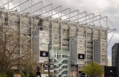 Newcastle, İngiltere - 13 Nisan 2025 - Arka planda gökyüzü olan St. James Park Stadyumu 'nun çelik yapısının çarpıcı manzarası. Metin, Seçici odak için Duvar Kağıdı, Poster ve Boşluk olarak kullan.
