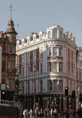 Londra, İngiltere - 13 Mayıs 2025 - Londra 'daki Shaftesbury Bulvarı ve Denman Caddesi' ndeki McDonald 's restoranının tarihi manzarası. Metin, Seçici odak için Duvar Kağıdı, Poster ve Boşluk olarak kullan.