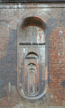Ouse Viyadük ya da Balcombe Viaduct 'un pürüzsüz kireçtaşı ihtişamlı geleneksel kırmızı tuğla iskelelerini destekleyen yarı dairesel kemerler İngiltere' nin en zarif viyadük hattı olarak tanımlanmıştır..