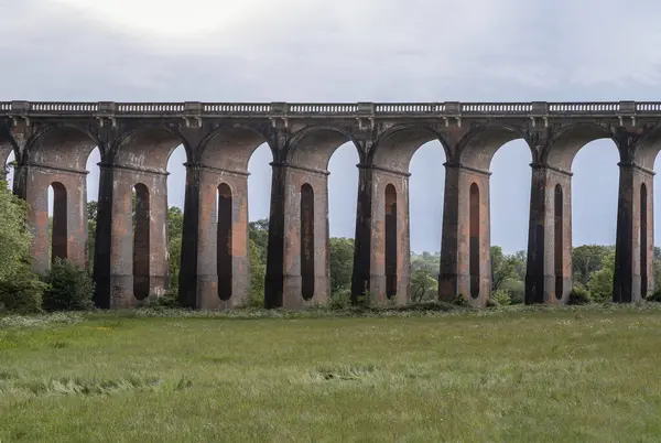 Ouse Viyadük ya da Balcombe 'un gökyüzü arka planına sahip mimarisi, Sussex' teki Ouse Nehri üzerinden Brighton Ana Hattı 'nı taşıyor. Britanya' nın en zarif viyadük kanalı olarak tanımlanıyor..