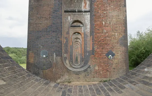 Ouse Viyadük ya da Balcombe 'un mimari görkemi Britanya' nın en zarif viyadük hattı olarak tanımlanmıştır. Yarı dairesel kemerler geleneksel kırmızı tuğla iskelelerini destekliyor.