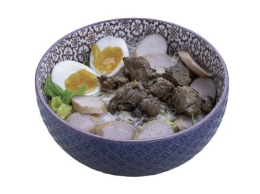 Kuru pirinç vermicelli şehriye (ince pirinç eriştesi) sosis, haşlanmış yumurta ve haşlanmış domuz eti (domuz yahnisi) ve kesme yolu ile beyaz arka planda izole edilmiş seramik kasede sebze..