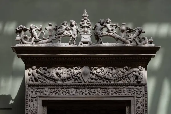 Süslü bir mermer pencerenin alçıdan yapılmış alçı kalıbı manastırı çerçeveliyor. Zengin dekoratif taş işçiliği putti, eşyalar, madalyonlar ve yeşillik kabartmaları içerir. Victoria ve Albert Müzesi 'nde sergilenen en önemli rönesans olarak kabul edilir..