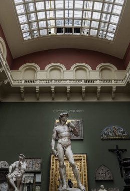 Londra, İngiltere - 7 Mayıs 2025 - Michelangelo 'nun David heykelinin muhteşem bir alçı kalıbı, Londra' daki V & A (Victoria ve Albert Müzesi) 'nde sergilenen gövdeye sol ve sağ kollarını monte etmek için metal çubuklar kullanır. Metin için boşluk