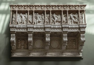 Londra, İngiltere - 7 Mayıs 2025 - Londra 'da V & A (Victoria ve Albert Müzesi)' nde sergilenen mermerin orijinalinden sonra kantoryanın bir kısmını oluşturan korteks ve sütunların yer aldığı Cantoria ya da Şarkı Söyleyen Galeri, Alçı, Duvar Kağıdı, Poster 