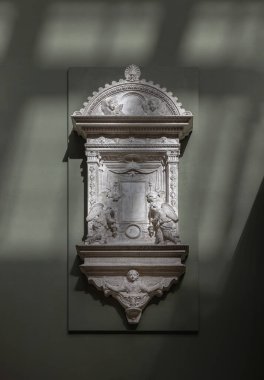 Londra, İngiltere - 07 Mayıs 2025 - Londra 'daki The V & A (Victoria ve Albert Müzesi)' nde sergilenen S. Croce Kilisesi 'nden bir Mermer Kutsal Mermer Tabernacle' ın alçı kalıbı, metin için Duvar Kağıdı, Poster ve Boşluk olarak kullanın..