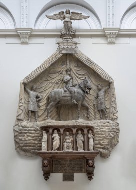 Londra, İngiltere - 07 Mayıs 2025 - Marchese Spinetta Malaspina 'nın Binicilik anıtı ve Londra' daki V & A (Victoria ve Albert Müzesi) mezarlığında sergilenen beş küçük heykel. Binicilik biçimi tipik bir Verona, Kopyalama uzayı.