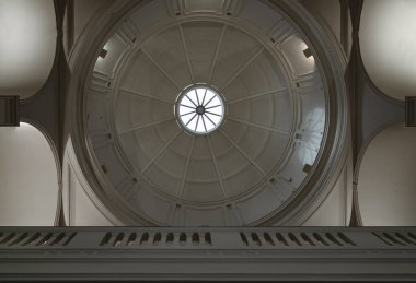 Londra, İngiltere - 07 Mayıs 2025 - Londra 'da V & A (Victoria ve Albert Müzesi) koridorunda cam kubbe tavan pencereli yuvarlak tavan manzarası. Metin, Seçici odak için Duvar Kağıdı, Poster ve Boşluk olarak kullan.