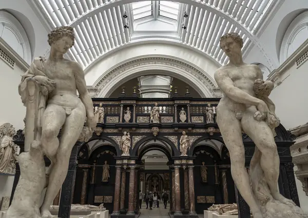 London, UK-May 7, 2025 - Francavilla 'nın 16. yüzyıl mermer heykelleri ve arka planda St. John' s Katedrali 'nden (s-Hertogenbosch) fırça, Londra' daki Victoria ve Albert Müzesi 'nin sergi salonunda sergilendi..