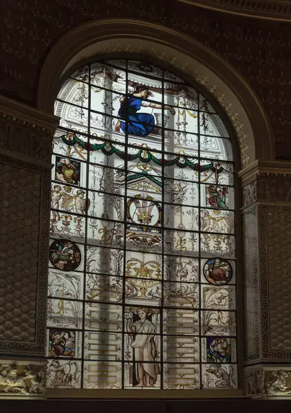 Londra, İngiltere - 07 Mayıs 2025 - Londra 'daki The V & A (Victoria ve Albert Müzesi) içinde The Gamble Room' un merkez salonundaki büyük vitraylı pencerelerin muhteşemliği. Dünyanın en eski müze restoranı. Duvar kağıdı, poster ve uzay olarak kullanın..