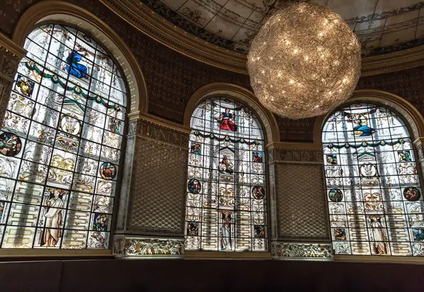 Duvarları ve geniş sütunları çeşitli seramik fayanslarla kaplı The Gamble Room 'un görkemli bir tavanı, emaye kaplı demir çarşaflar, leke camlı pencereler ve Victoria ve Albert Müzesi' nin içindeki kolye ışığıyla süslenmişti..