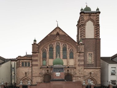 Londra, İngiltere - 08 Mayıs 2025 - Brent Camii ve İslam Merkezi 'nin dış mimarisi. Londra 'daki İslam İşleri için inşa edilen klasik dış binanın ayrıntıları. Metin, Seçici odak için Duvar Kağıdı, Poster ve Boşluk olarak kullan.