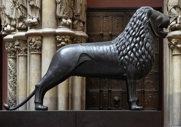 Londra, İngiltere - 7 Mayıs 2025 - Brunswick Bronz Heykeli 'nin yan görünüşü, Londra' daki The V & A (Victoria ve Albert Müzesi) 'nde sergilenen 