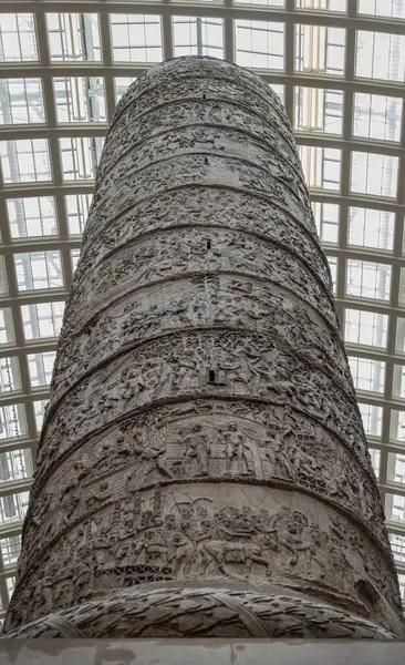 Trajan 'ın Sütunu' na bakıyorum, ünlü bir Roma anıtı. Bu kopya, bir alçı kalıbı, ikiye bölünmüştür ve Londra 'daki The V & A (Victoria ve Albert Müzesi)' de sergilenen 