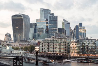 Londra, İngiltere - 27 Nisan 2025 - Londra 'da gün batımından sonra Thames nehri kıyısında The Skyscrapers of Financial District' in muhteşem manzarası. Metin, Seçici odak için Duvar Kağıdı, Poster ve Boşluk olarak kullan.