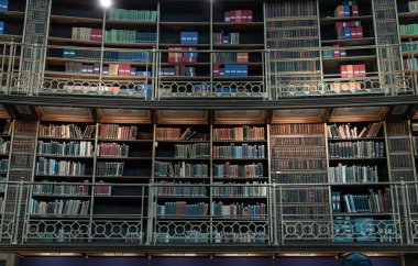 Londra, İngiltere - 31 Mayıs 2025 - İngiliz Müzesi Büyük Mahkemesi 'nin merkezinde yer alan Reading Room' un içindeki ahşap raflarda birçok kitap yığını. Metin, Seçici odak için Duvar Kağıdı, Poster ve Boşluk olarak kullan.