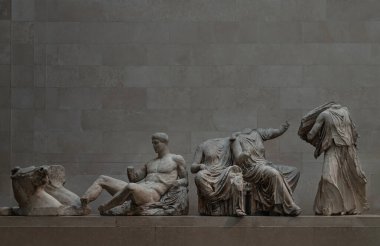 Londra, İngiltere - 31 Mayıs 2025 - İngiliz Müzesi 'nin içindeki Parthenon heykelleri ve Akropolis' in bir parçası olan ünlü Elgin Mermerleri. Metin, Seçici odak için Duvar Kağıdı, Poster ve Boşluk olarak kullan.