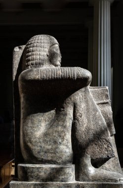 Londra, İngiltere - 31 Mayıs 2025 Roy 'un Granodiorite figürü, Thebes' de Amun-Ra 'nın tanınmış başrahibi, kollarını Britanya Müzesi' nde kavuşturarak çömelmiş. Metin, Seçici odak için Duvar Kağıdı, Poster ve Boşluk olarak kullan.