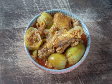 Ev yapımı, kızarmış yeşil brinjal (Yuvarlak patlıcan), Tavuk, Kızarmış Tavuk ve Tayland patlıcanlı köri ezmesi ve Kaempfer seramik kasede. Duvar kağıdı olarak kullan, Poster ve Kopyala alanı, Seçici odak.
