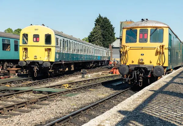 Royal Tunbridge Wells, İngiltere - 30 Nisan 2025 - Tunbridge Wells tren istasyonundaki tren motoru veya lokomotif ve tren vagonlarının görüntüsü ve kalkışa hazır. Metin, Seçici odak için Duvar Kağıdı, Poster ve Boşluk olarak kullan.