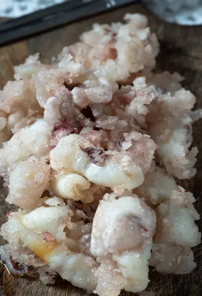 Ev yapımı Çıtır Çıtır Kızarmış Kalamar ya da Ahşap arka planda servis edilen Kızarmış Kalamar. Duvar kağıdı, Poster ve Kopyalama Alanı olarak kullanın..