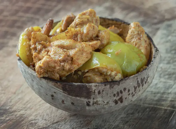 Ev yapımı kızarmış tavuk ve Tayland patlıcanlı köri ezmesi, Hindistan cevizi kabında Kaempfer. Kızarmış Yeşil Brinjal 'ı (Yuvarlak Patlıcan) Tavuk ile karıştırın, Duvar kağıdı, Poster ve Kopyalama alanı olarak kullanın, Seçici odak.