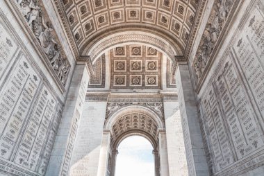 Fransa, Paris - 3 Mayıs 2025 - Ünlü Zafer Takı kemerinin altındaki süslü taş oymalarının muhteşem detayları. Paris 'in ikonik turistik mimari simgesi, bunu metin için duvar kağıdı, poster ve boşluk, seçici odak noktası olarak kullanın.