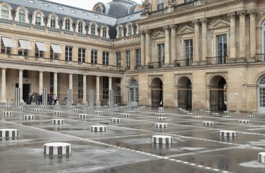 Palais Royal 'in Onur Avlusu' ndaki Burens Sütunları (iki tepsi), Çağdaş Sanat, bodrumda kök salan ve farklı yüksekliklerde ortaya çıkan ve alışılmadık bir kontrastlık veren 260 siyah ve beyaz çizgili sütundan yapılmıştır..
