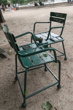 Loveseat 'lar birbirine zıt iki sandalyeden yaratılır ve her birinin sırtında taşıdığı 