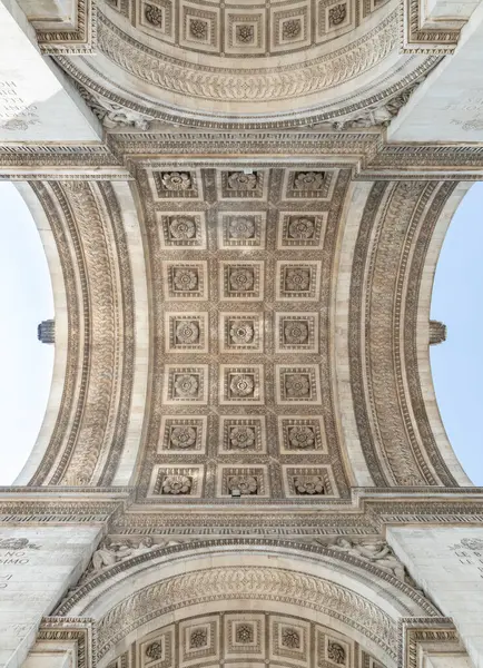 Fransa, Paris - Mayıs 03, 2025 - Ünlü Zafer Takı 'nın içindeki süslü taş oyma tavan merkezine yukarıdan bakın. Paris 'in İkonik turistik mimari simgesi Zafer Kemeri' nin altında çarpıcı detaylar. Duvar kağıdı olarak kullanın.