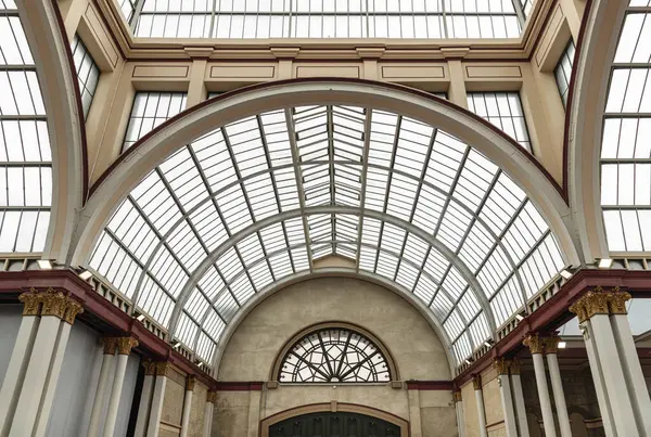 İskender Sarayı 'nın doğu sarayının Viktorya dönemi ütü ve cam çatısına sahip cam kubbenin mimari ihtişamı ve iç tasarımı ilk olarak 