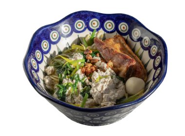 Yumurtalı erişte çorbası, çıtır domuz eti, kıymalı domuz eti, Çin lahanası ve Çin fasulyesi filizleri domuz çıtırtısı seramik kasede kızartılmış sarımsak, kırpma yolu ile beyaz arka planda izole edilmiş. Seçici odak.