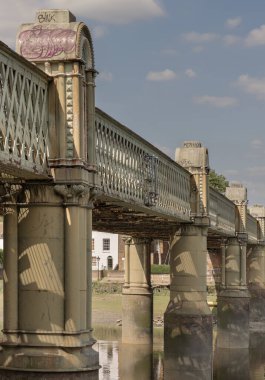 Londra, İngiltere - 16 Haziran 2025 - Kew Demiryolu Köprüsü 'nün mimari ihtişamı (Strand-on-the-Green Demiryolu Köprüsü) Thames Nehri' ni Kew ile Strand-on-the-Green, Chiswick arasında uzanır. Duvar kağıdı, poster ve boşluk olarak kullan.
