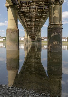 Londra, İngiltere - 16 Haziran 2025 - Kew Demiryolu Köprüsü 'nün Altında (Lattice girder köprüsü) Thames Nehri' ni Kew ile Strand-on-the-Green, Chiswick arasında uzanır. Duvar kağıdı, poster ve kopyalama alanı olarak kullan.