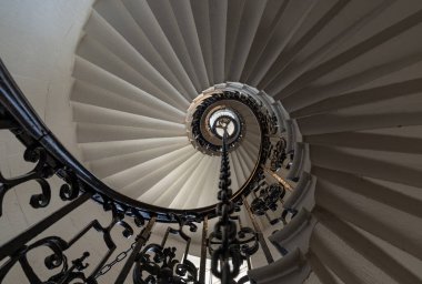 Greenwich 'teki eski Kraliyet Donanma Koleji' ndeki Aziz Peter ve Aziz Paul Şapeli 'nin içindeki sarmal merdiven üst katlara ve şapelin kubbesine erişim sağlıyor. Üst katlara çıkan spiral merdivenlerin muhteşem manzarası..