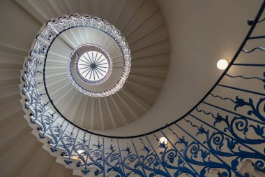 Greenwich 'te tarihi bir bina olan Queen' s House 'daki ikonik lale merdivenleri, korkuluk dekoratif çiçek motifleriyle süslenmiş, dövülmüş demir yapı İngiltere' nin ilk geometrik kendini destekleyen spiral merdiveni, yazı için alan..