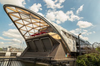 Canary Wharf metro istasyonundaki Crossrail Place 'in kendine özgü çatı yapısı, bu yapı, İngiltere' nin en uzun çevresel ahşap çatılarından birine sahip olmasıyla dikkat çekicidir.