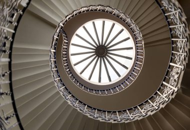 Greenwich 'te tarihi bir bina olan Queen' s House 'daki ikonik lale merdivenleri, korkuluk dekoratif çiçek motifleriyle süslenmiş, dövülmüş demir yapı İngiltere' nin ilk geometrik kendini destekleyen spiral merdiveni, yazı için alan..