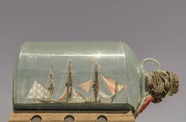 Londra, İngiltere - 18 Haziran 2025 - Arka planda Nelson 's Ship in a Bottle, İngiliz-Nijeryalı sanatçı Yinka Shonibare tarafından Greenwich' teki Ulusal Denizcilik Müzesi 'nin Sammy Ofer Kanadı' nın önünde sergilenen heykel. Duvar kağıdın olarak kullan..
