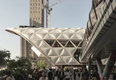 Kanarya Rıhtımı 'ndaki Crossrail Place' in kendine özgü çatı yapısı, İngiltere 'deki en uzun ahşap çatılardan birine ev sahipliği yapmasıyla dikkat çeken bu yapı, 