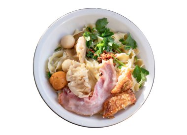 Ev yapımı yumurtalı erişte (kurutulmuş Mee Pok), domuz eti, domuz pastırması, karides köftesi, balık köftesi, karides köftesi ve seramik tabakla servis edilir. Üst görünüm.