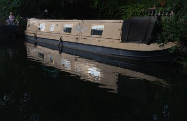 Londra, İngiltere - 21 Haziran 2025 - Batı Londra 'da Little Venice' in pitoresk bir alanı, Büyük Birlik Kanalı ve Regent Kanalı 'nın kavşak noktası, sakin kanalları ve dar kayıklar ve yüzen evlerle dolu su yolları. Duvar kağıdın olarak kullan.