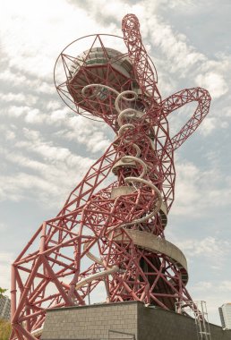 Londra, İngiltere - 21 Haziran 2025 - ArcelorMittal Orbit 'in çarpıcı bir heykeli ve Stratford' daki Kraliçe Elizabeth Olimpik Parkı 'nda yer alan Spiral slaytlı kırmızı kafes yapısına sahip Gözlem kulesi.,