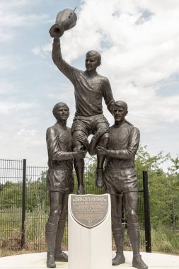 Dünya Kupası Heykeli veya Şampiyonlar Heykeli, West Ham United oyuncuları Bobby Moore, Sir Geoff Hurst ve Martin Peters 'ın İngiltere' nin 1966 FIFA Dünya Kupası zaferine katkılarını kutlar. Kraliçe Elizabeth Olimpiyat Parkı 'nda bulunmaktadır..