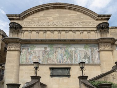 Horniman Müzesi ve Bahçeleri 'nin mimari ihtişamı, özellikle mozaik ve' Yaşam Ağacı 'motifinin kullanımı gibi ayırt edici sanat ve zanaat tarzında tasarlanmıştır..