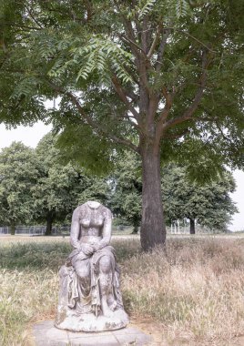 Londra, İngiltere - 25 Haziran 2025 - Başsız kadın heykeli İtalyan sanatçı Pietro Tenerani 'nin 