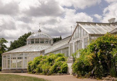 Batı Londra 'daki Chiswick Konservatuarı' nın Viktorya dönemi mimarisi, çarpıcı bir kubbeli çatı, eğimli cam paneller ve karmaşık beyaz demir işçiliği içeren bahçeleri, başlangıçta meyve türleri için bir sera olarak tasarlandı. Metin için boşluk.