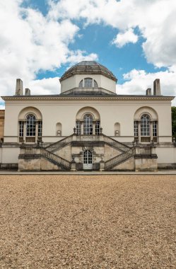 Chiswick House, klasik biçimlere, simetriye, orantıya önem veren ve genellikle kubbeler, portikolar ve büyük merdivenler gibi elementlere sahip bir Neo-Palladian mimarisidir. Boşluğu kopyala