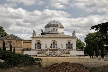 Chiswick House, klasik biçimlere, simetriye, orantıya önem veren ve genellikle kubbeler, portikolar ve büyük merdivenler gibi elementlere sahip bir Neo-Palladian mimarisidir. Boşluğu kopyala